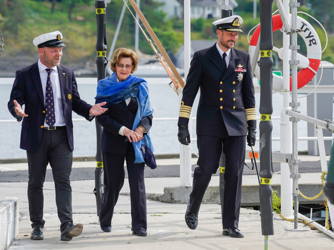 Kronprins Haakon og Dronning Sonja ankommer Frognerkilen i Oslo. Foto: Lise Åserud / NTB